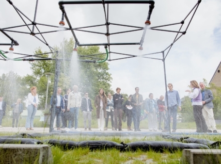 mensen achter water in kas