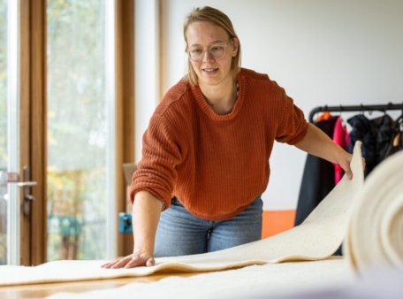 Hollands Wol Collectief vrouw rolt stof