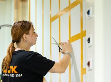 Hollands Wol Collectief vrouw rolt vrouw taped muur