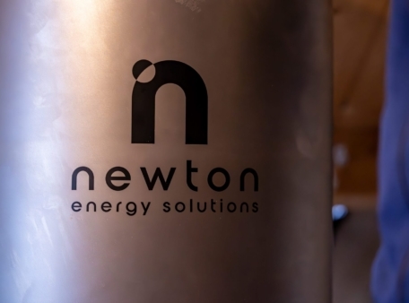 nestore newton logo op tank